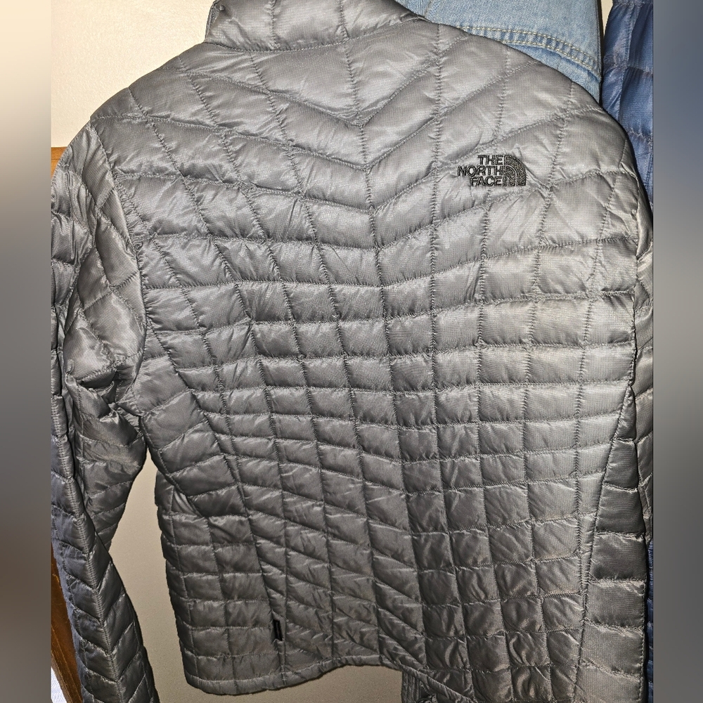 The North Face Women's Silver Puffer Jacket - Picture 3 of 6